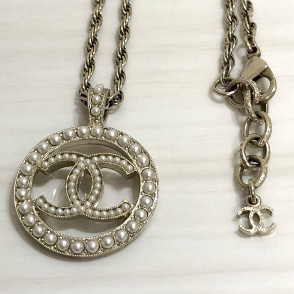 CHANEL CC Logos Pearl Circle Round Necklace 25" Gold Tone C18V Auth w/Box D-g114 - Picture 1 of 16